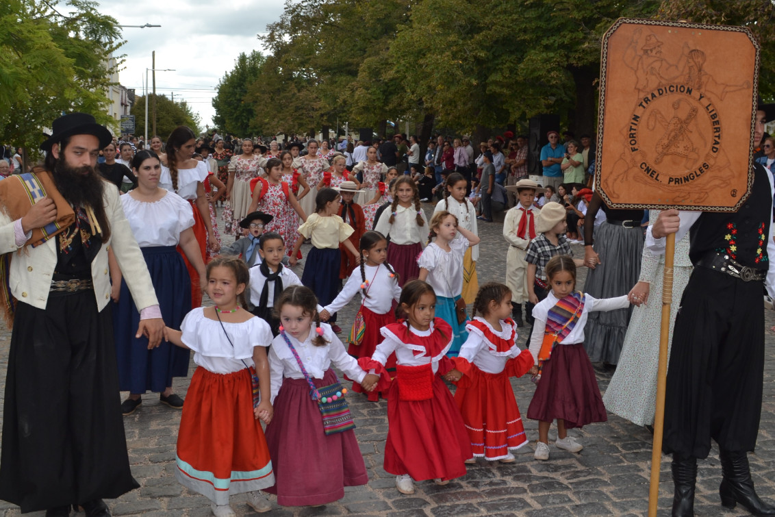  Exitoso desfile con presencia de varias delegaciones de la región 