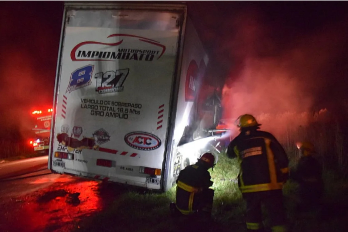 En Ruta 51 se incendió un camión cargado con dos autos de TC