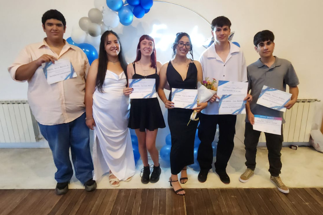 Emoción, reconocimientos y futuro compartido en el acto de egresados de la Secundaria N° 3