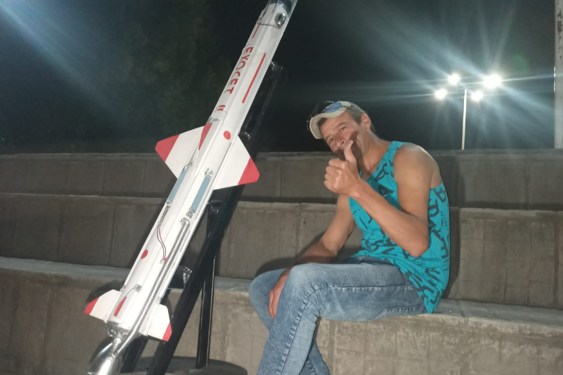 Felipe Flores exhibió su misil en la Plaza San Martín