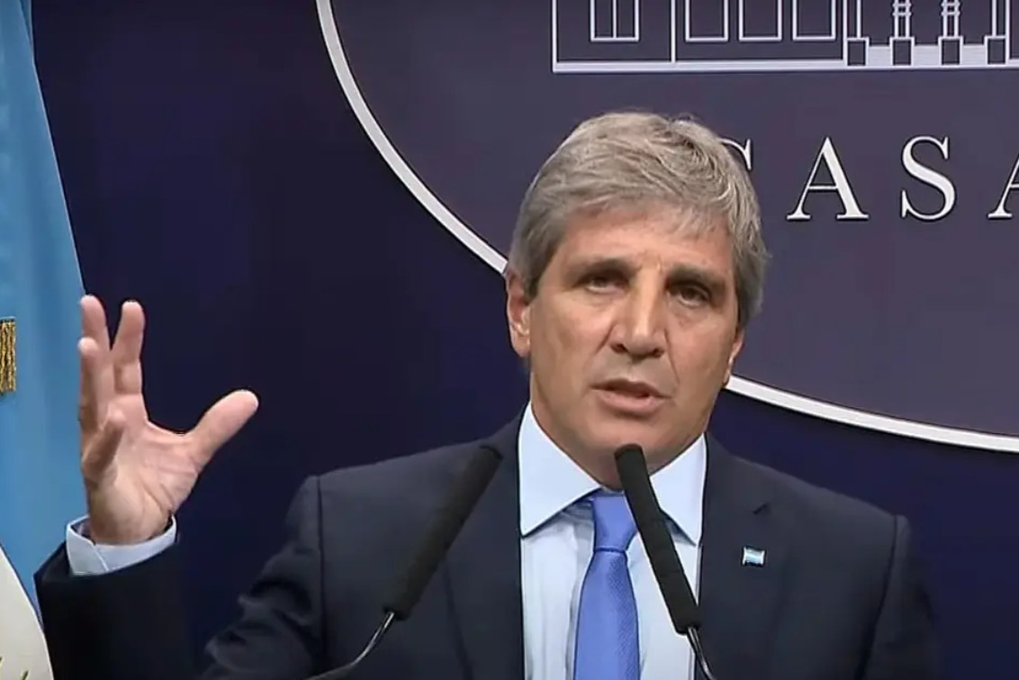 Caputo desestimó que el caso Adorni afecte las inversiones: el riesgo país no baja por el riesgo ku
