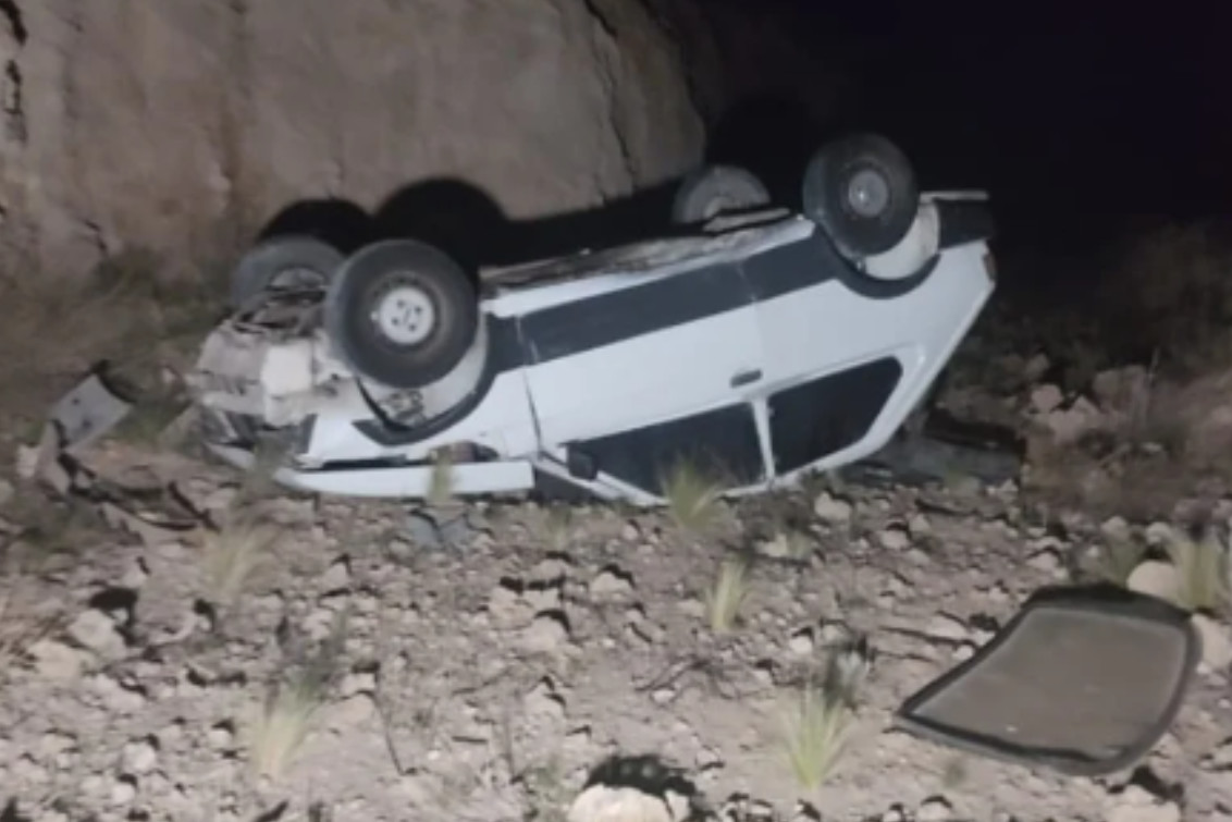 Perdió el control del auto y cayó en un barranco