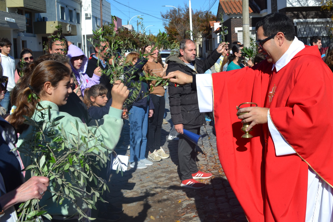  Ante buena asistencia de fieles, se celebró el Domingo de Ramos