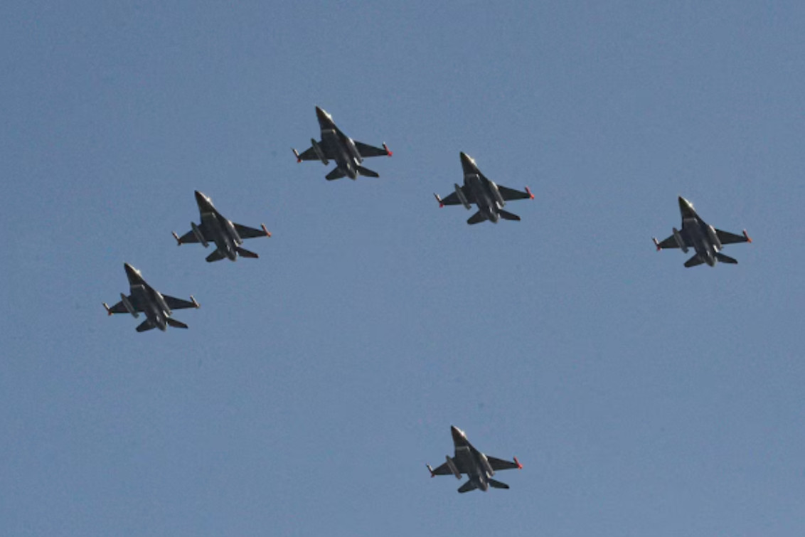 La llegada de los F-16: un hito militar,  y un vuelo rasante por el centro porteño