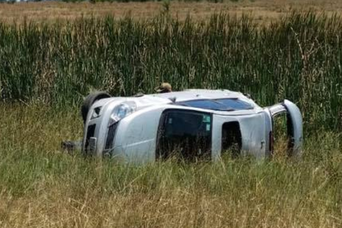 Dorreguenses ilesos tras un despiste y vuelco cerca de Azul