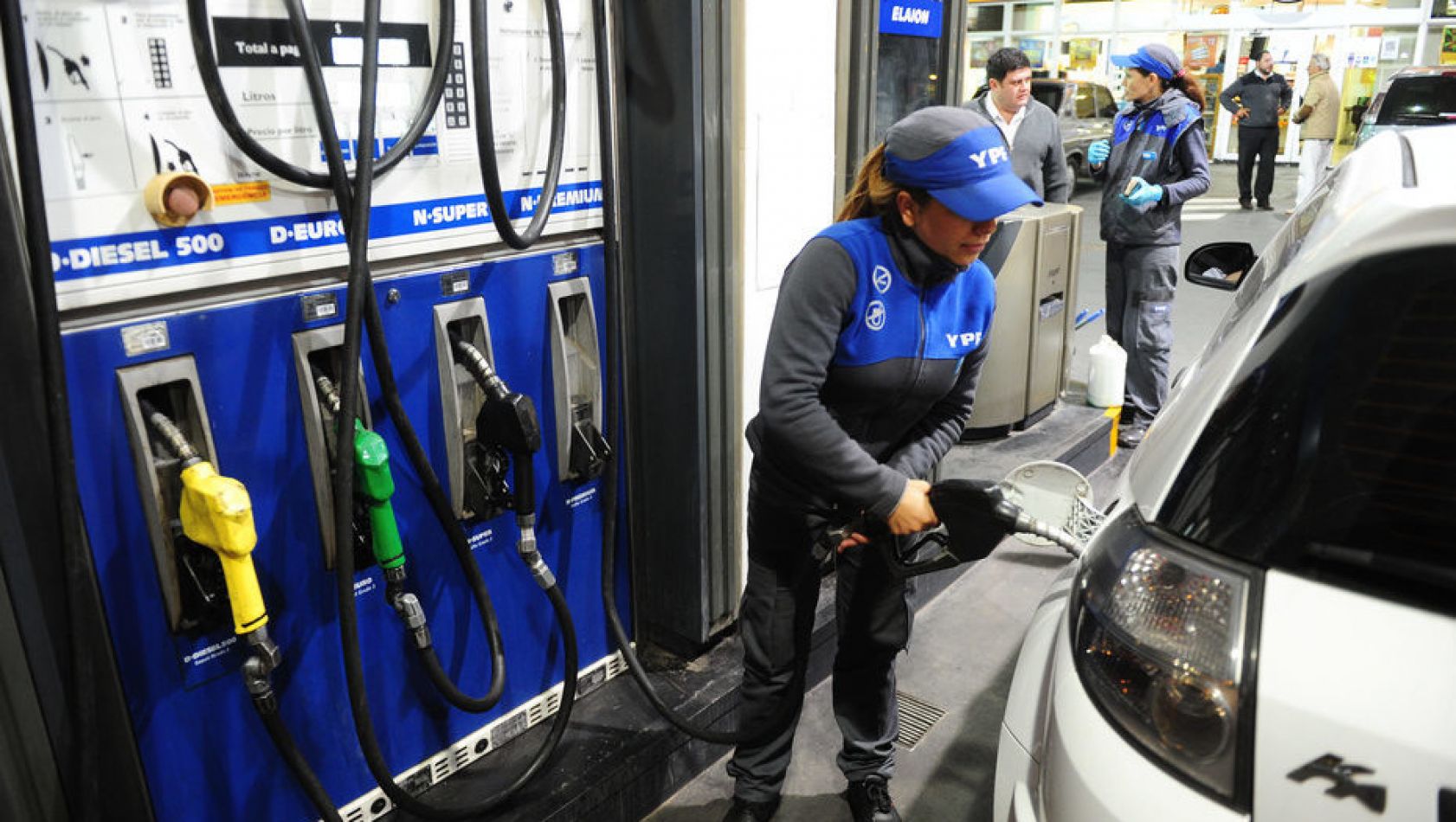 YPF subió los precios de los combustibles un 3,5% en promedio en todo el país