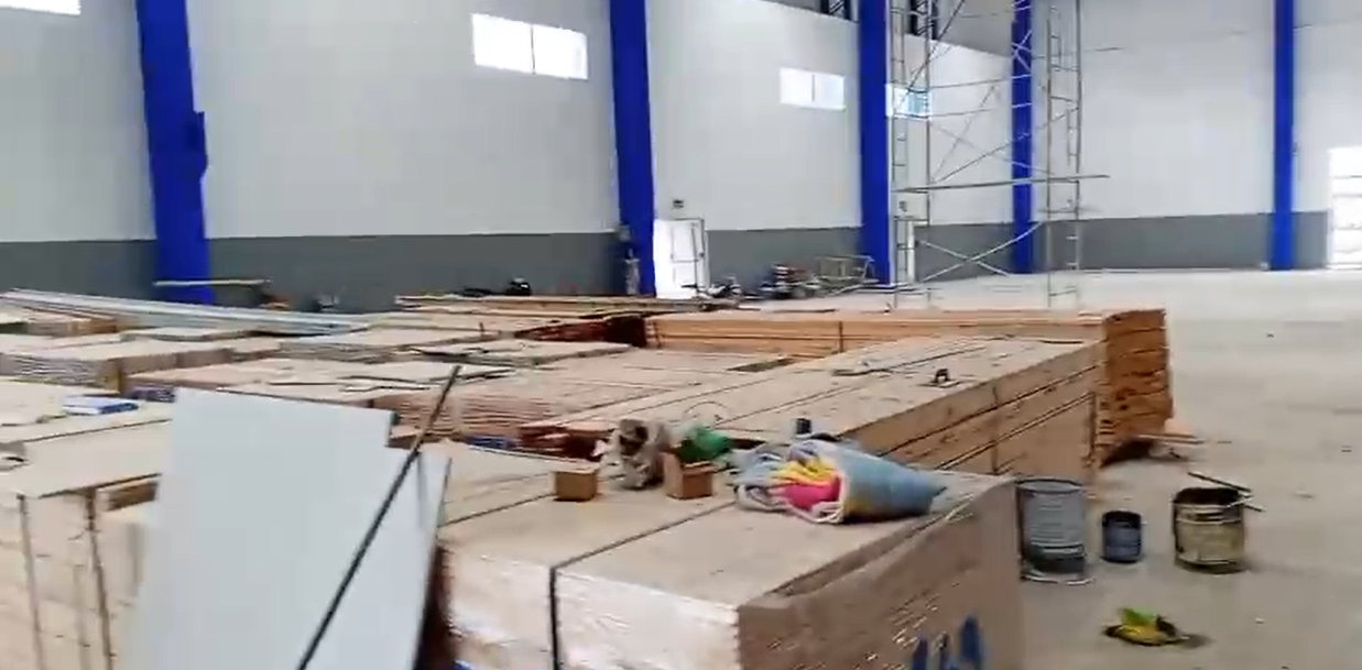  Avanza la instalación del nuevo piso y el gimnasio comienza a tomar forma definitiva