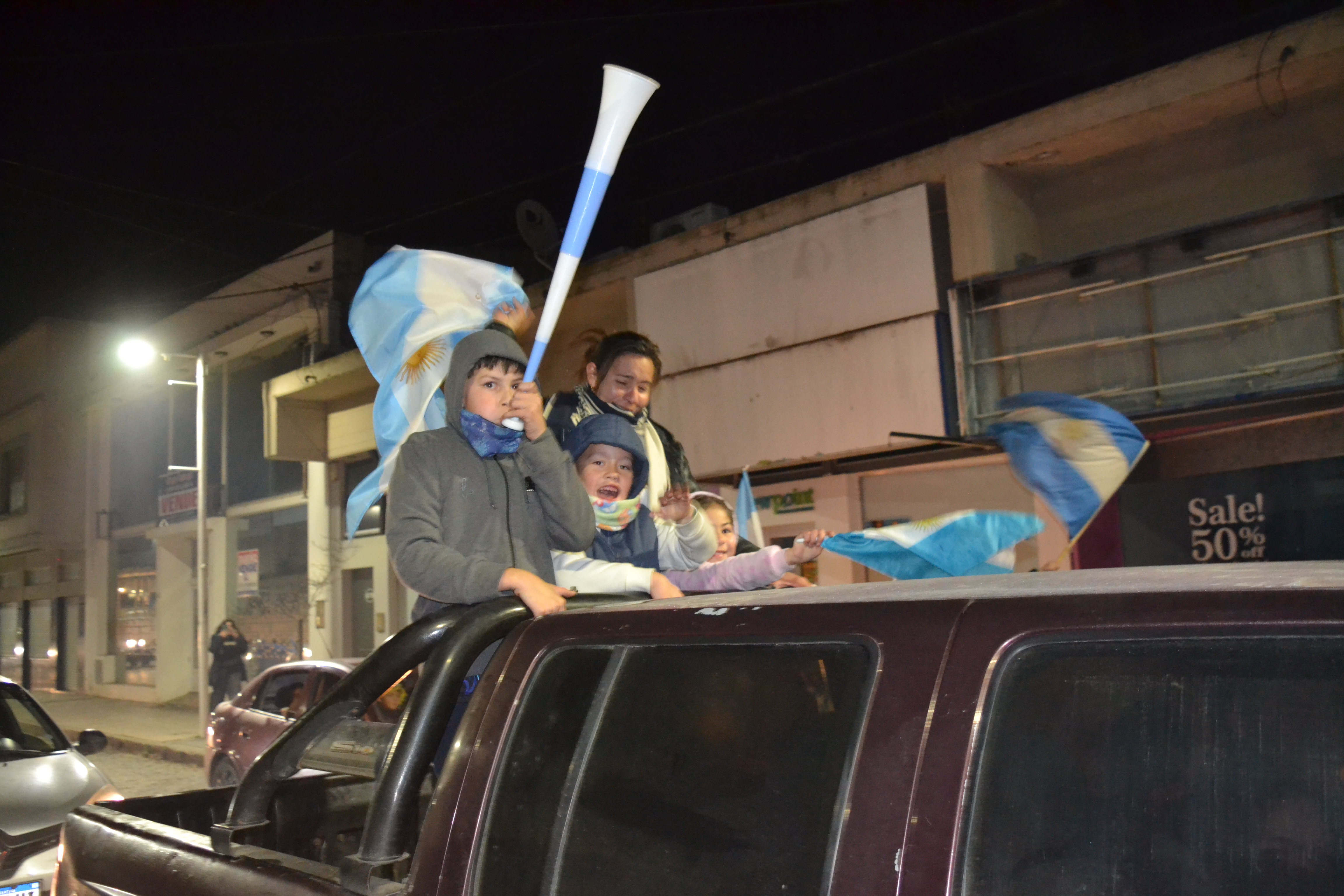 Coronel Pringles se vistió de celeste y blanco para celebrar el pase de Argentina a octavos de final