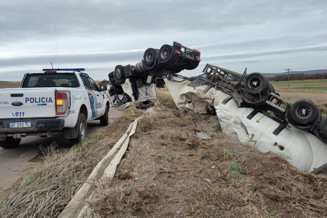 Camión cargado con cemento volcó en la curva de Pillahuincó