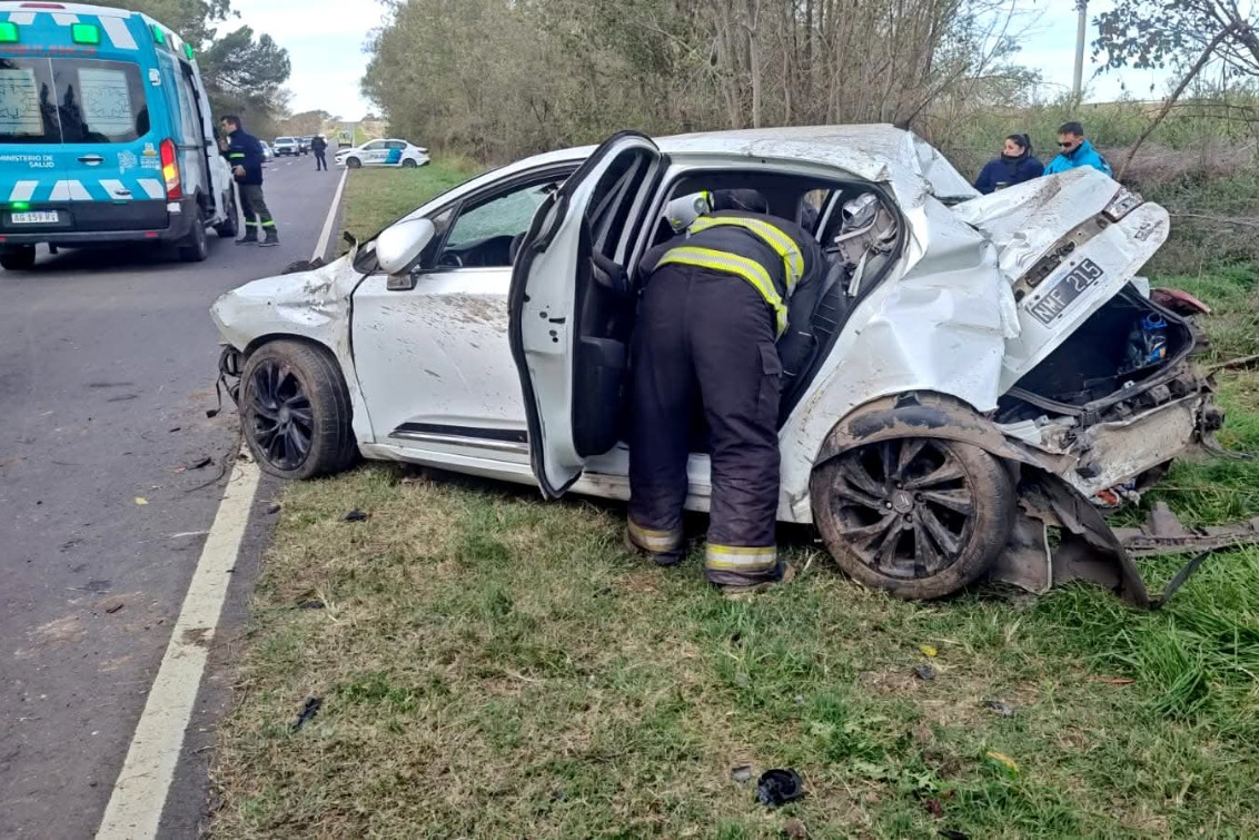 Vuelco en la 76: Dos personas resultaron con heridas