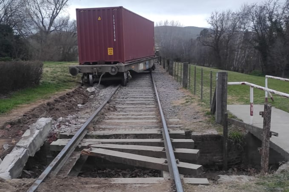  Descarrilamiento en Sierra de la Ventana: «Personal de Ferrosur busca habilitar paso a nivel»