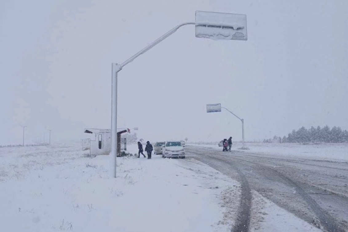 La nieve complicó la circulación y activó alertas por frío extremo
