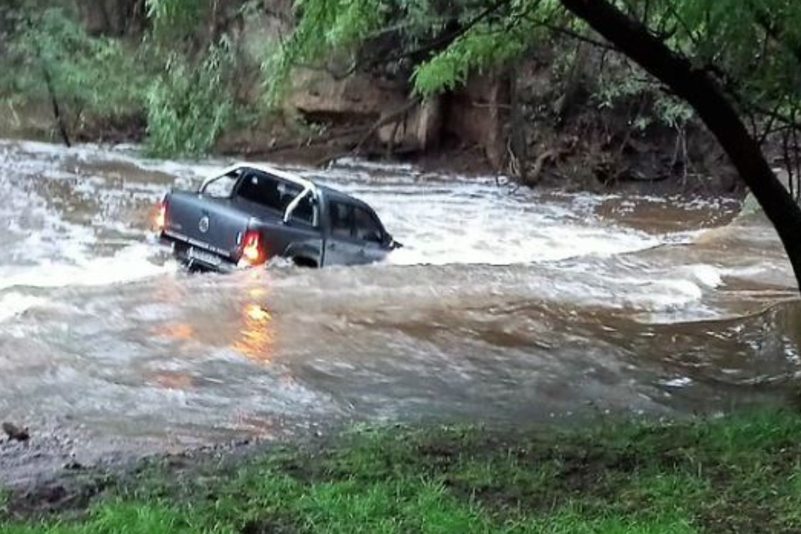 Sierra de la Ventana: Hubo 3 intervenciones de Bomberos para sacar vehículos del río y arroyos