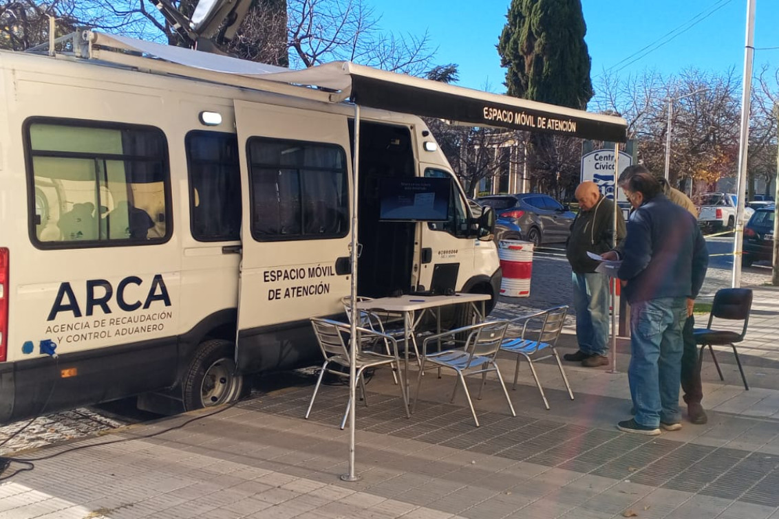 ARCA Móvil llegó a Coronel Pringles y vecinos destacaron la posibilidad de hacer trámites sin viajar