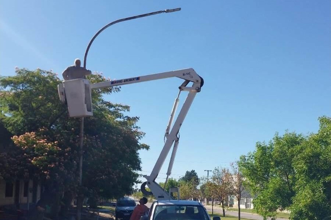 Avanza la instalación de luminarias LED en Indio Rico