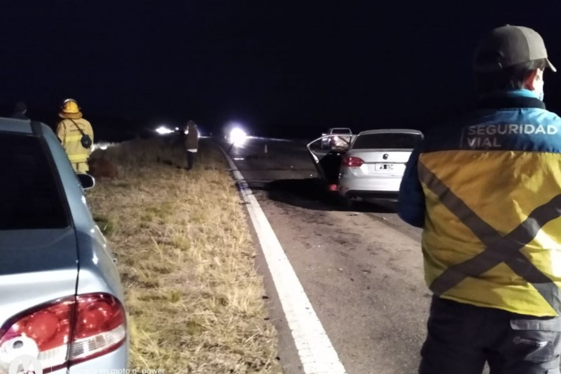   Dos autos chocaron contra vacas sueltas en la Ruta 72